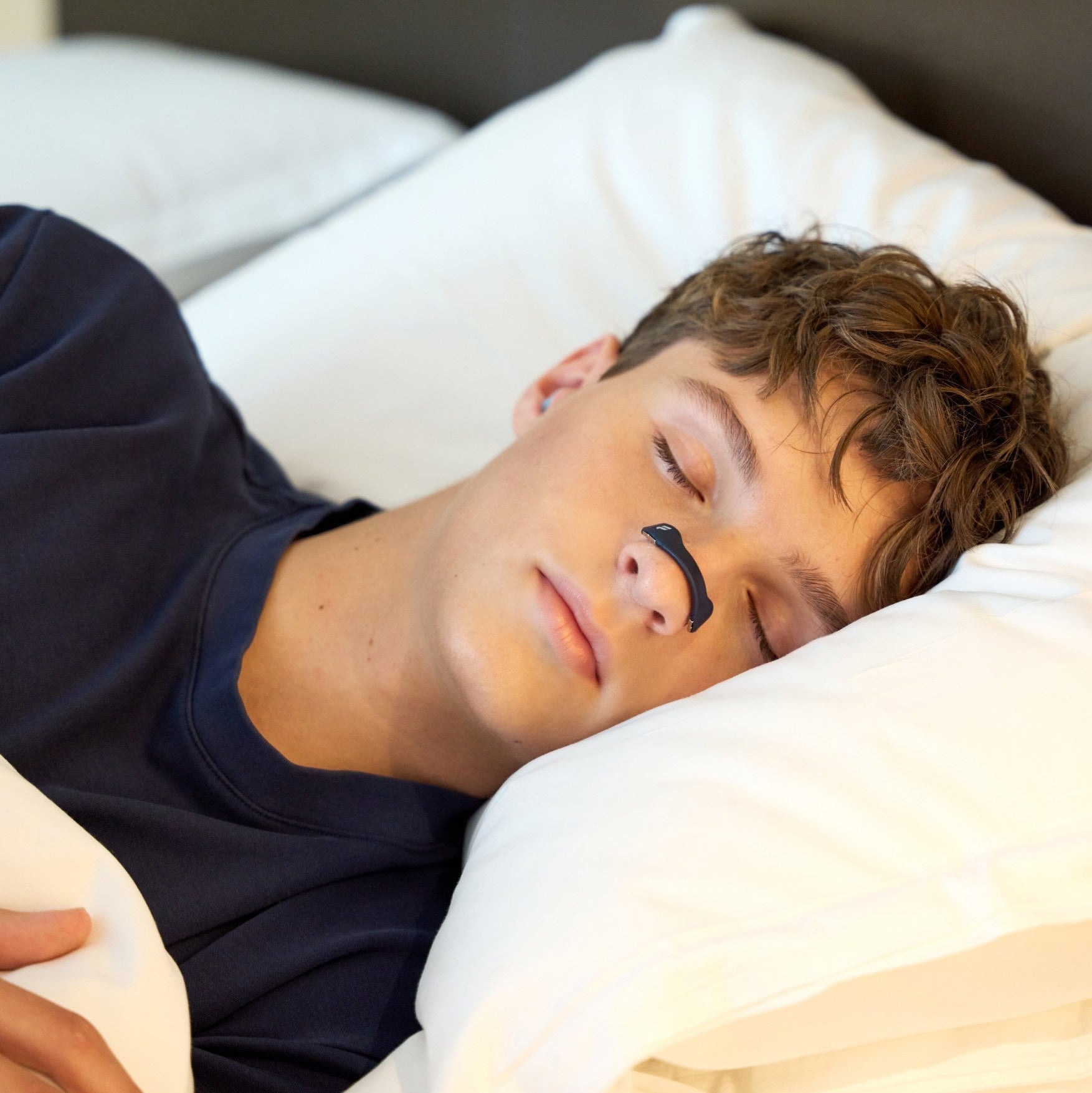 Magnetische Neusstrips – De Simpele Manier om Beter te Slapen (en je Partner Niet Gek te Maken)