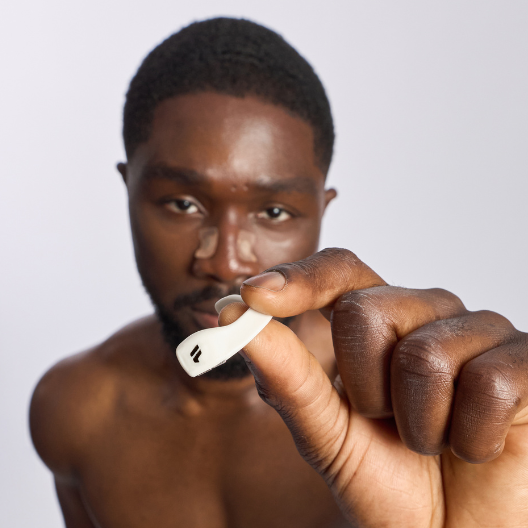 Man recommending FreshImprove Magnetische Neusstrips White Edition